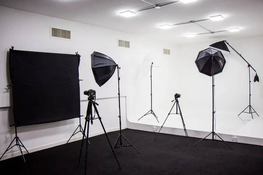 Estudio fotográfico con ciclorama de GOZ Estudio, aliado de Impulsa 360