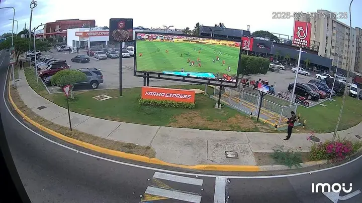 Pantalla LED en Av. Fuerzas Armadas con Av. 15 Delicias
