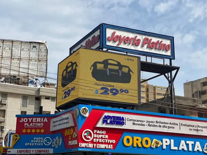 Pantalla LED en Calle 72 con Av. 15 Delicias, Joyería El Platino
